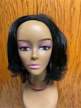 Women’s Short Black Synthetic Wig with Natural Wave